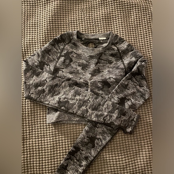 Gymshark Adapt Black Camo Top - Picture 7 of 7